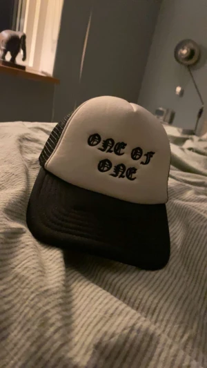 One of one keps  - Haft den i två veckor