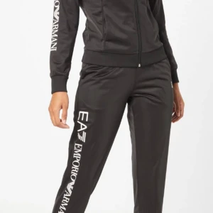 EA7 Empario Armani set - Säljer denna (endast använd vid ett par tillfällen tränings set i stlk M. tvättat den i tvättmaskin EN gång..  Kommer ifrån rök/ djurfritt hem. Köptes för 1499 el 1599:- på JD sports.com för några mån sedan. Passa på att  FYNDA!