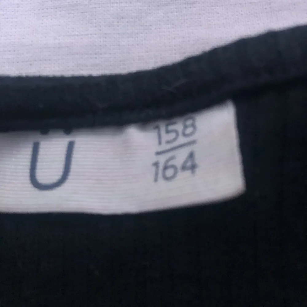 Jag säljer en tröja, den är j stl 158/164. Den är i gott skick och inte använd så mycket🥰. Blusar.