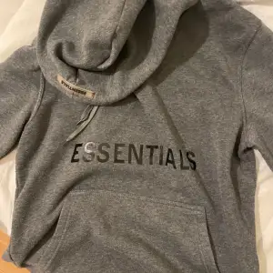 Säljer denna hoodien pga att den är för liten för mig, i st S