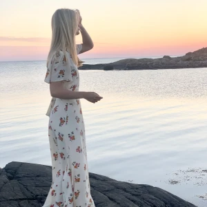 Klänning - Säljer denna drömmiga klänning från Privacy Please, som jag köpte av Janni Delér, perfekt till midsommar 👌 