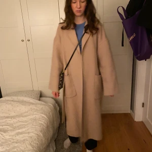 Kappa från Zara - Storlek XS men väldigt oversize, passar XS till M.  Slutsåld överallt, nypris ca 2000kr Hör av dig för fler bilder