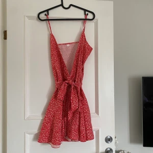 Röd klänning  - Söt röd klänning med knytning runt midjan. Aldrig använd! 