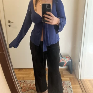 vintage juicy couture lågmidjade byxor  - såååå snygga och bekväma 🙏 jag är 165 och dom är  tillräckligt långa för mig 🌟