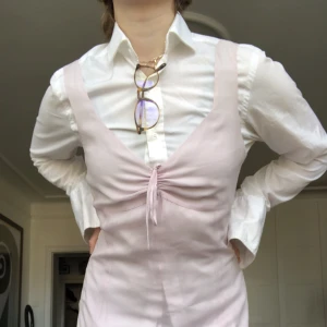 Vogue silkesklänning!  - Midi-dress i 100% silke från märket Vogue! Gräddrosa med söt rosett fram ☺️funkar på S men skulle nog snarare säga M. Superfint skick! 