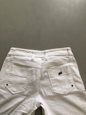 Miss Sixty stl 26 - Raka, lågmidjade jeans från miss sixty. Bra kvalitet och oanvända av mig men köpta second hand. Innerbenslängd - 75cm Midja - 36cm rakt över 