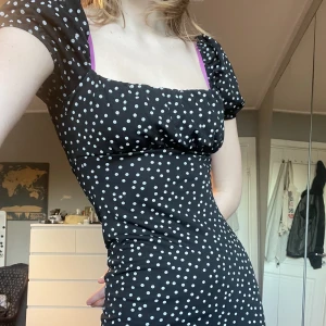 Prickig klänning - Jättefin lång tajt prickig klänning från missguided. Aldrig använd! Storlek 38 men passar 36 också.💕