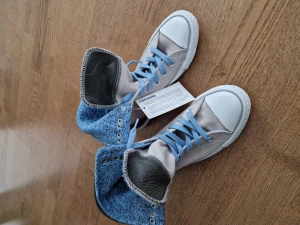Helt nya converse stl 36  - Snygga converse i beige mocka med bruna skinn detaljer. Oanvända lappar kvar.