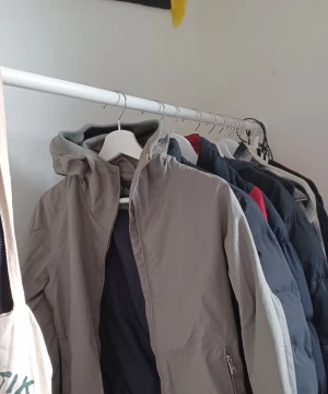 Peak performance jacka - Schysst peak performance jacka. Väldigt skön och varm, perfekt för allt väder. Riktigt bra skick 10/10