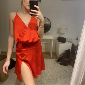 Klänning - Jättefin klänning från ASOS. Använd 1 gång. Mer röd än orange som den ser ut att vara på bilden. 