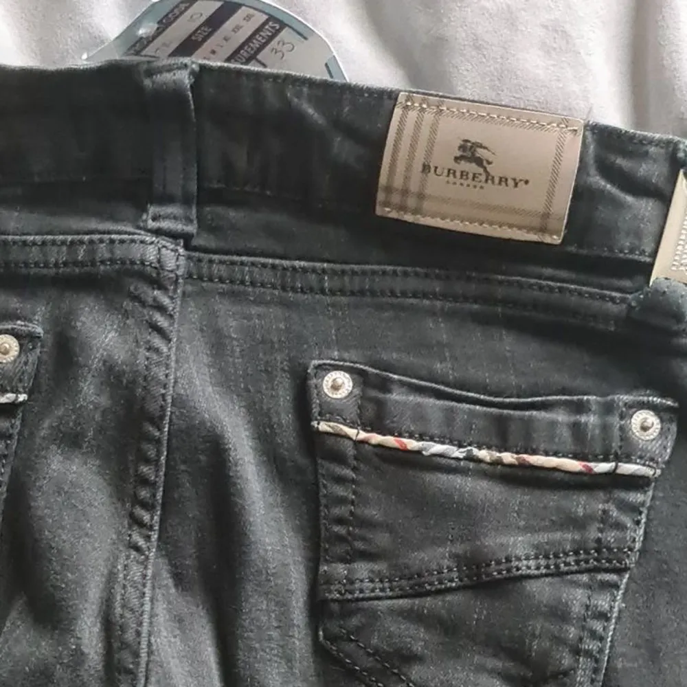Lågmidjade jeans från Burberry. Helt oanvända . Jeans & Byxor.