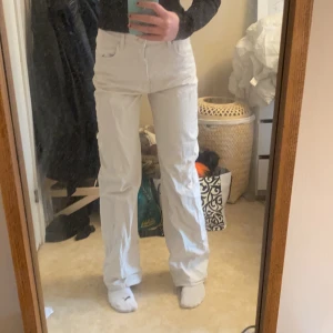 Zara jeans - coola vita jeans från zara som tyvärr är lite förstora. långa i benen storlek 38. använda