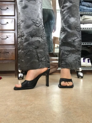 Vintage byxor - Silverbyxor köpta på humana med broderade blommor längs byxbenet och knytning i midjan💌 De är mid/high-rise🌟