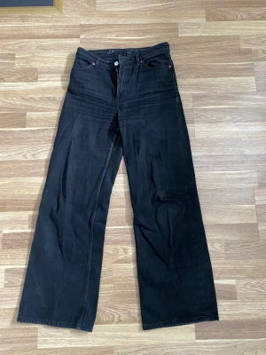Bikbok Jeans - Svarta monkijeans från bikbok som tyvärr gått sönder i dragkedjan och jag helt enkelt är för lat för att laga, annars jättefina och i använt, men bra skick💓