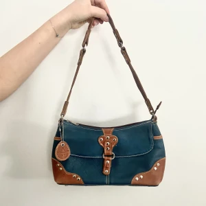 Y2k läder handväska  - Blå/Grön äkta läder väska som är köpt i Texas!❤️ Säljer pga inte min stil längre. Använd köp nu funktionen🎀❤️