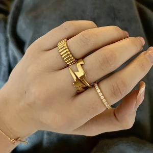 Ring blixtar - Ring med blixtar på!🫶 inte justerbar tyvärr ❣️ sparsamt använd så inga defekter elr slitningar! Minns inte vart den är ifrån därav lågt pris🤍