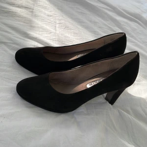 Vanliga svarta klackskor - De är i väldigt fint skick för att vara använda! Kom med ett pris