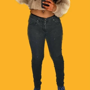 Jeans  - Är i okej skick har varit favoriterna :)