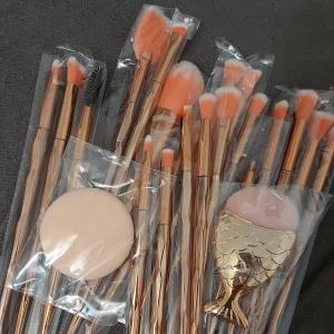 Sminkborstar  - Helt nya, 22st, köparen betalar för frakten 