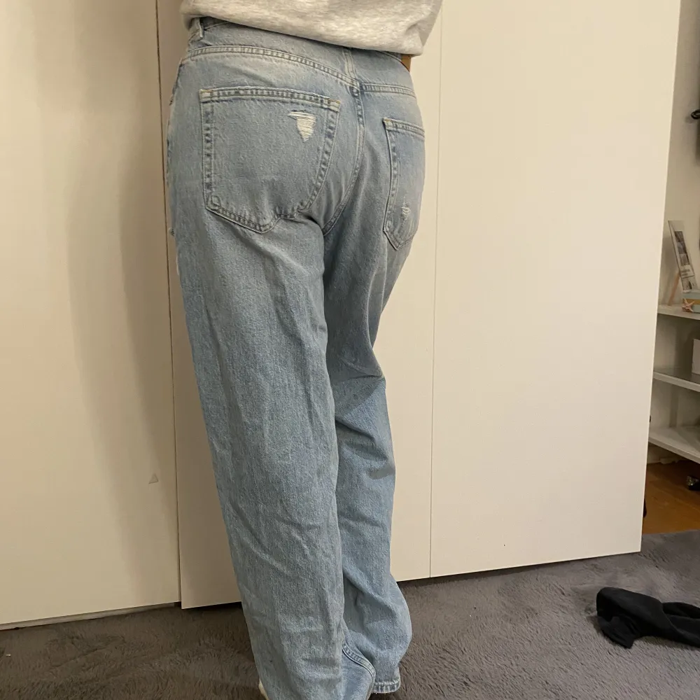 Jeans med slitningar från Gina tricot. Väldigt långa i benen.. Jeans & Byxor.