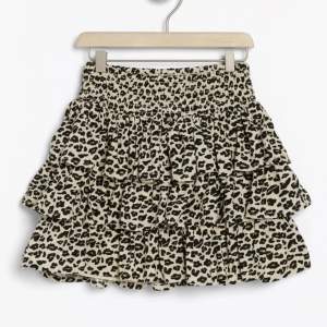 En kjol med leopard mönster, endast använd ett fåtal gånger.Jättefint skick och är som ny! Strl 170. 