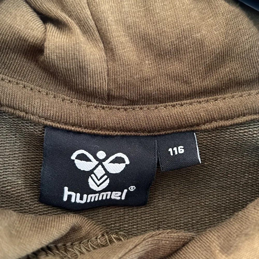Helt ny Hood tröja från Hummel, endast tvättat strl 116 Köparen står för frakten. Toppar.