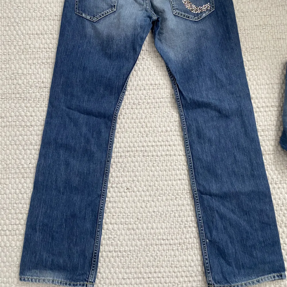 Coola lågmidjade jeans från replay💕 Säljer då dom inte längre passar. Köparen står för 66kr frakt!. Jeans & Byxor.