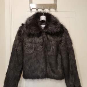 Säljer nu min svarta faux fur jacka från Ivyrevel pga garderobsrensning.  Storlek 36, true to size. Dold stängning i form av små krokar. Endast använd två gånger, i nyskick. Prutat och klart. Hämtas på Lilla Essingen.
