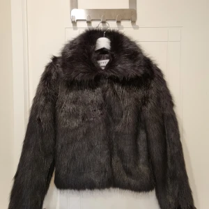 Jacka fejkpäls - Säljer nu min svarta faux fur jacka från Ivyrevel pga garderobsrensning.  Storlek 36, true to size. Dold stängning i form av små krokar. Endast använd två gånger, i nyskick. Prutat och klart. Hämtas på Lilla Essingen.