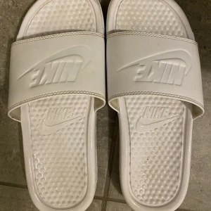 Tofflor från Nike  - Säljer mina tofflor från Nike pga för små. Använd ett fåtal gånger. 