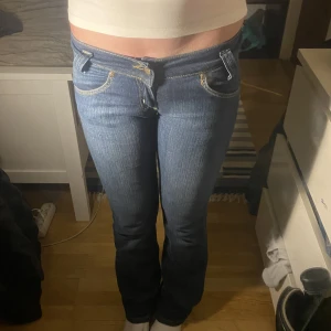Skitsnygga low rise lee jeans - Knappt använda storlek W27L33 innerbenslängden är runt 79cm och midjemåttet är ca 76cm Möts upp i sthlm❤️