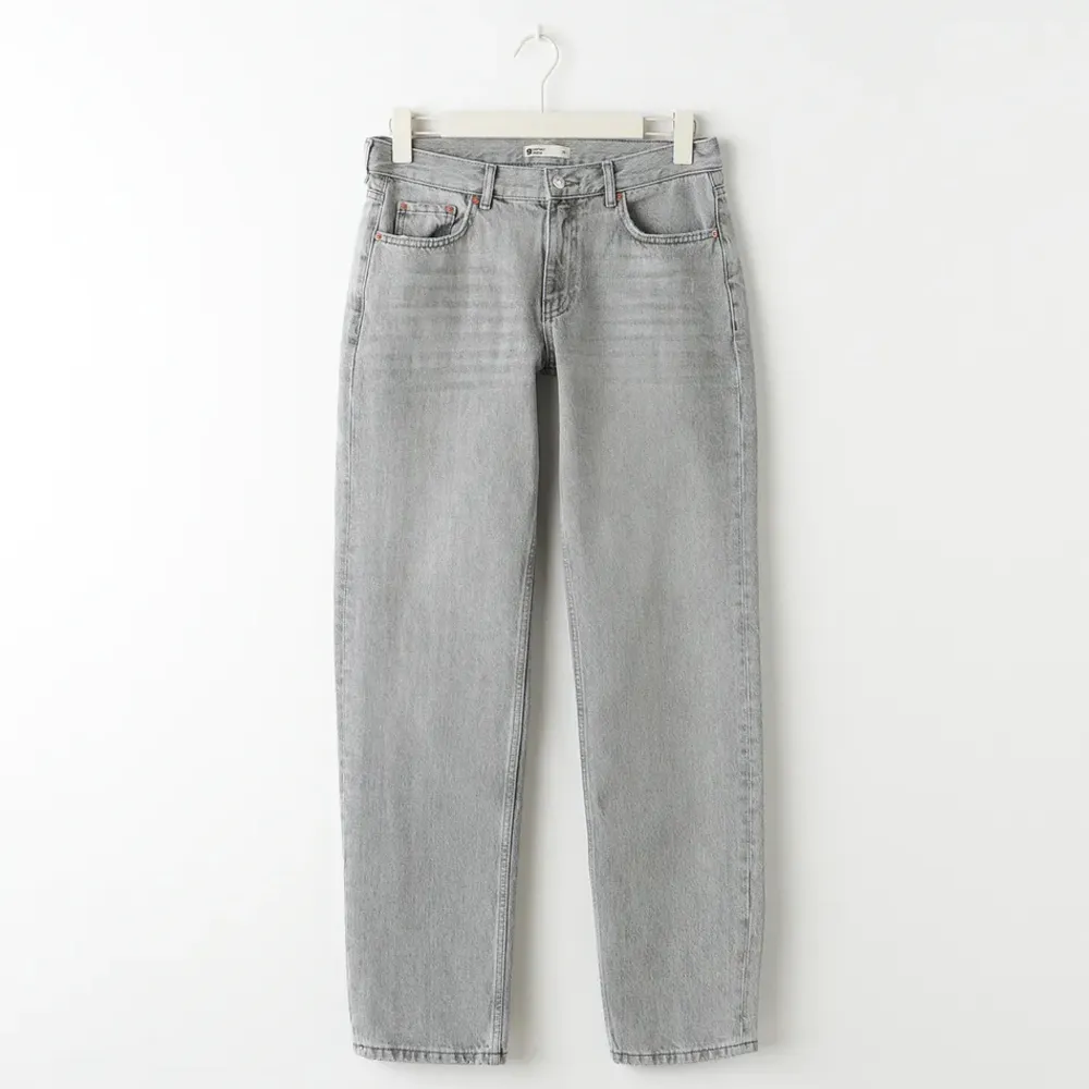 Säljer dessa lågmidjade jeans från Gina då dem är förstora för mig ☺️🫶🏻 . Jeans & Byxor.