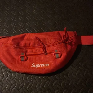 Supreme bag, skällen🔥 - Har bara använt den 3 gånger, inga hål eller liknande