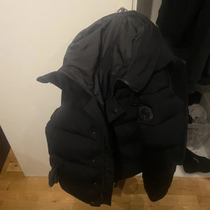 Canda goose  - Hej, säljer min canda jacka köppt i augusti använd i 2-3 mpnader max finns dock några småfel med den men dom är enkla att fixa