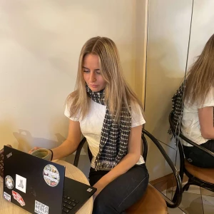 Stickad halsduk  - ”LEA”❤️‍🔥❤️‍🔥❤️‍🔥169 kr. Vid köp, skriv till oss antingen här på Plick eller på vår Instagram @collanauf