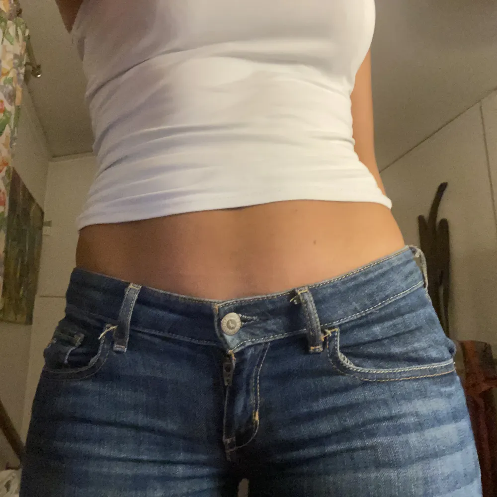 Snygga lågmidjade Hollister jeans!🤩Är i bra skick, finns skada på märket i jeans linningen där bak. Skriv gärna privat för mer bilder!. Jeans & Byxor.