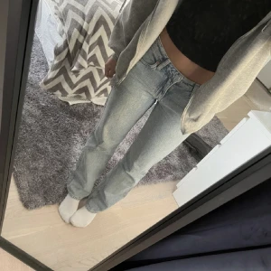 25/32 - Säljer dessa snygga nästan oanvända jeans då de inte satt så bra på mig
