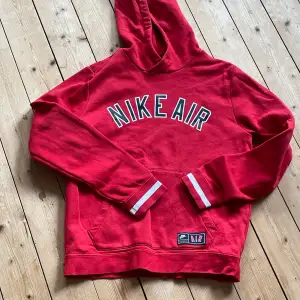 Sparsamt använd och snygg Nike air hoodie. Storlek barn XL.