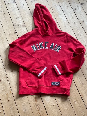 Nike air hoodie  - Sparsamt använd och snygg Nike air hoodie. Storlek barn XL.