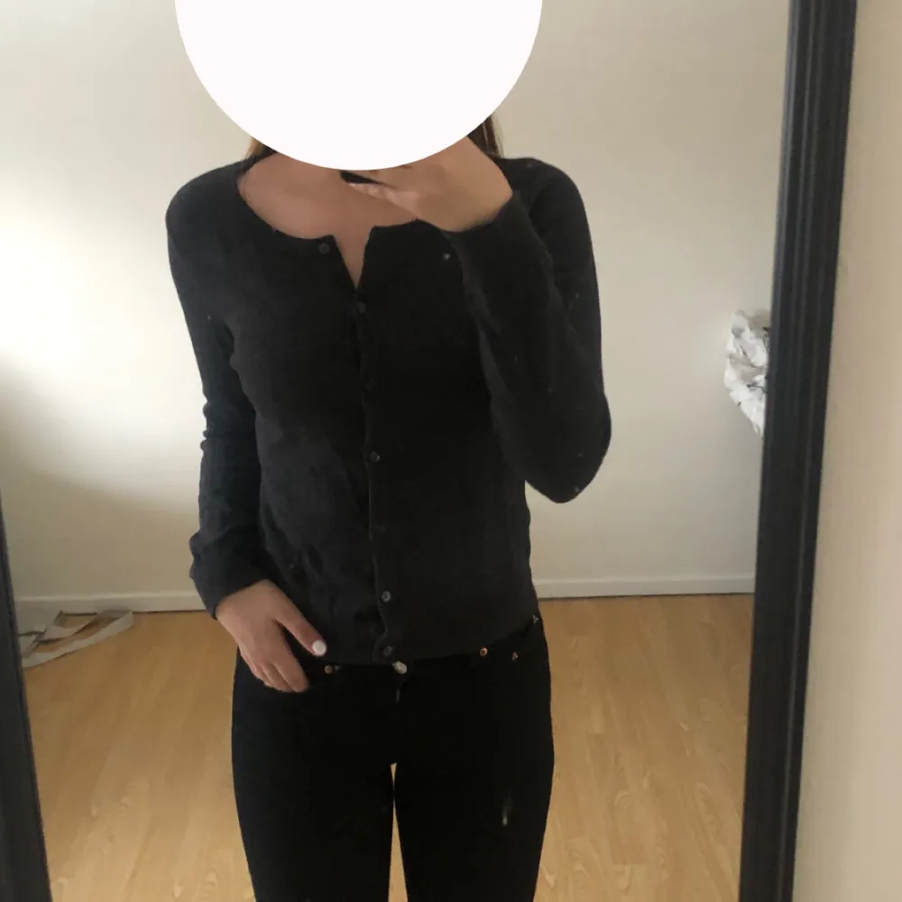 Säljer denna fina blus/kofta då jag inte tycker den är min stil. Knappt använd. Den är grå/svart. Passar mig som är 162cm. (Frakten ligger på 60kr). Tröjor & Koftor.