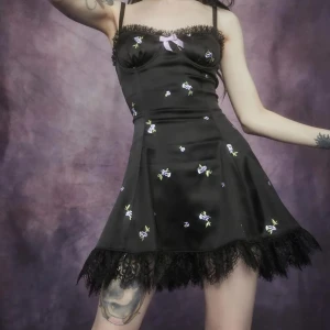 Söt klänning från widow  - Jättesöt klänning som jag fortfarande velar lite ifall jag ska sälja, perfekt vårklänning men som jag tyvärr inte använder speciellt mycket. 