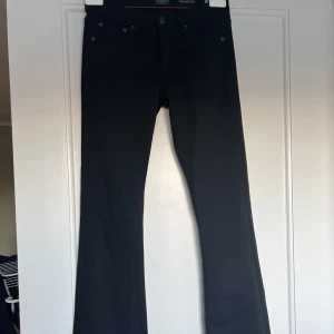 Crocker lågmidjade, bootcut jeans - Jättefina, svarta bootcutjeans med låg midja från crocker. Modellen är 231 och storlek 27/33. Säljer då de är för små för mig 🥰🫶