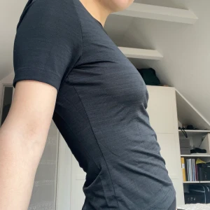 Svart T-shirt - Min mammas T-shirt från 90-talet. Materielet känns glatt och är mjukt mot huden. Står varken märke eller storlek, men skulle säga XS.  Kan skickas med postnord, och då tillkommer fraktkostnad! 🌷