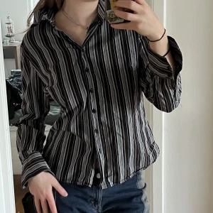 Randig skjorta  - Supersnygg randig skjorta i blå/grön/brun/vit/svart färg!