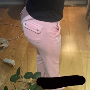 juicy byxor  - jag säljer mina juicy couture byxor för vill köpa en annan färg och dessa används knappt. köpte de i oktober så de är relativt nya. de enda defekterna är att de är lite skitig på benen längst ner för är för kort för de. tar inte emot byte