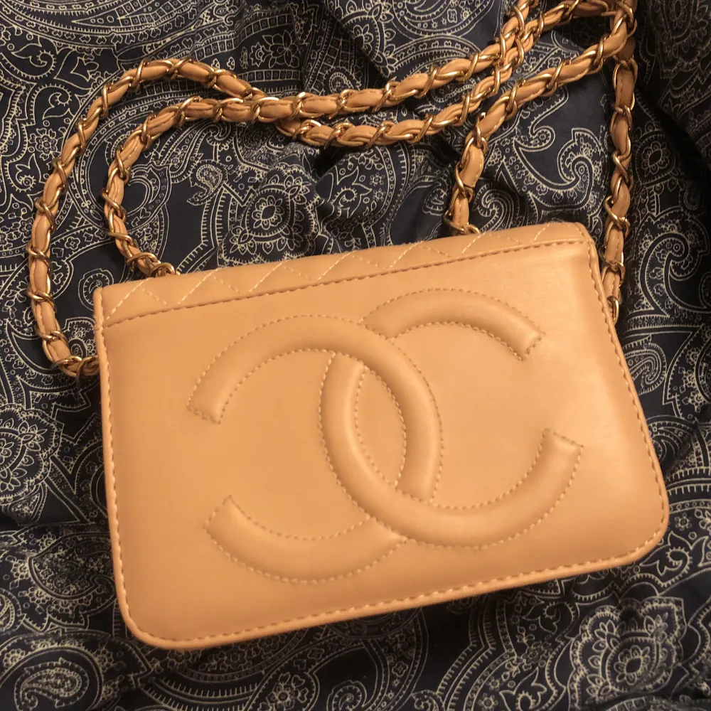 Hej säljer denna Chanel väskan för att den har inte kommit till så mycket användning för mig och  fick den som gåva för 2år sen. Väskan har inga skador eller så, det är bara att skriva till mig om det är så att ni är intresserade av att köpa väskan😊. Accessoarer.