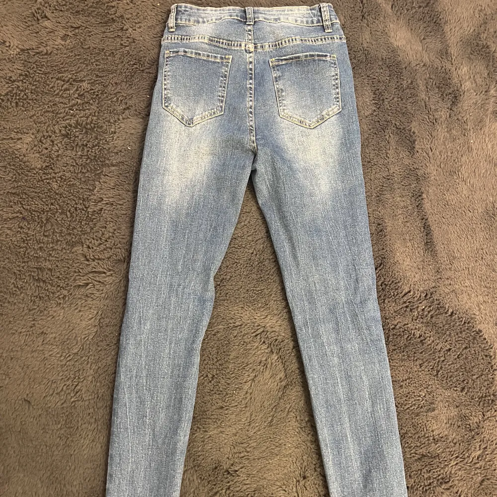 Blå jeans med slitningar, storlek Xs.  Använda 1 gång.. Jeans & Byxor.
