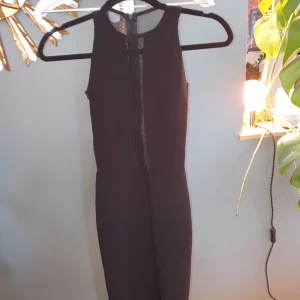 Klänning från nelly - Klänning från nelly använd en gång. Dragkedja bak och meshtyg fram. Supersnygg!