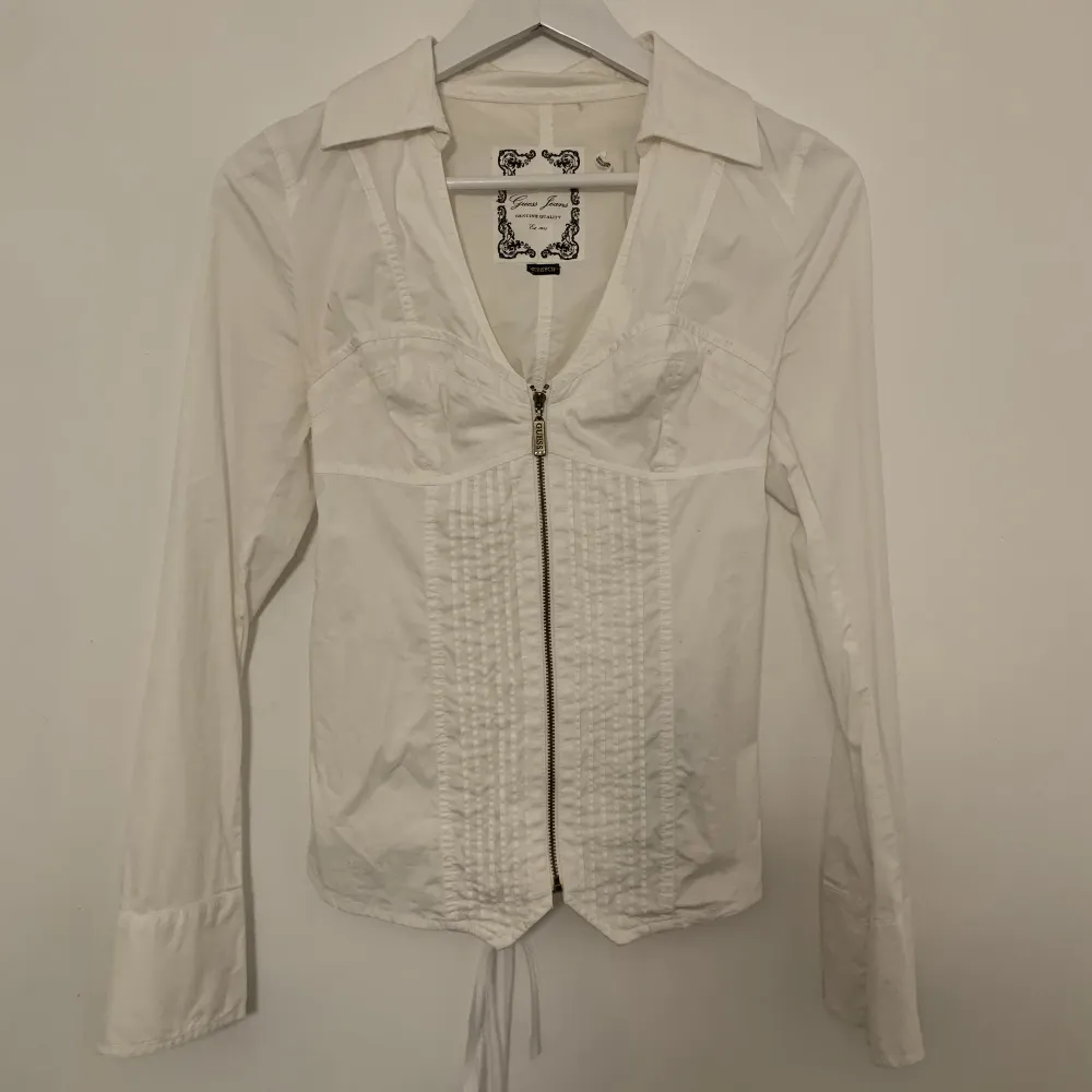 Very lovely Guess white shirt with zip up and laced on the back. . Skjortor.