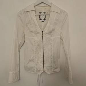 Very lovely Guess white shirt with zip up and laced on the back. 